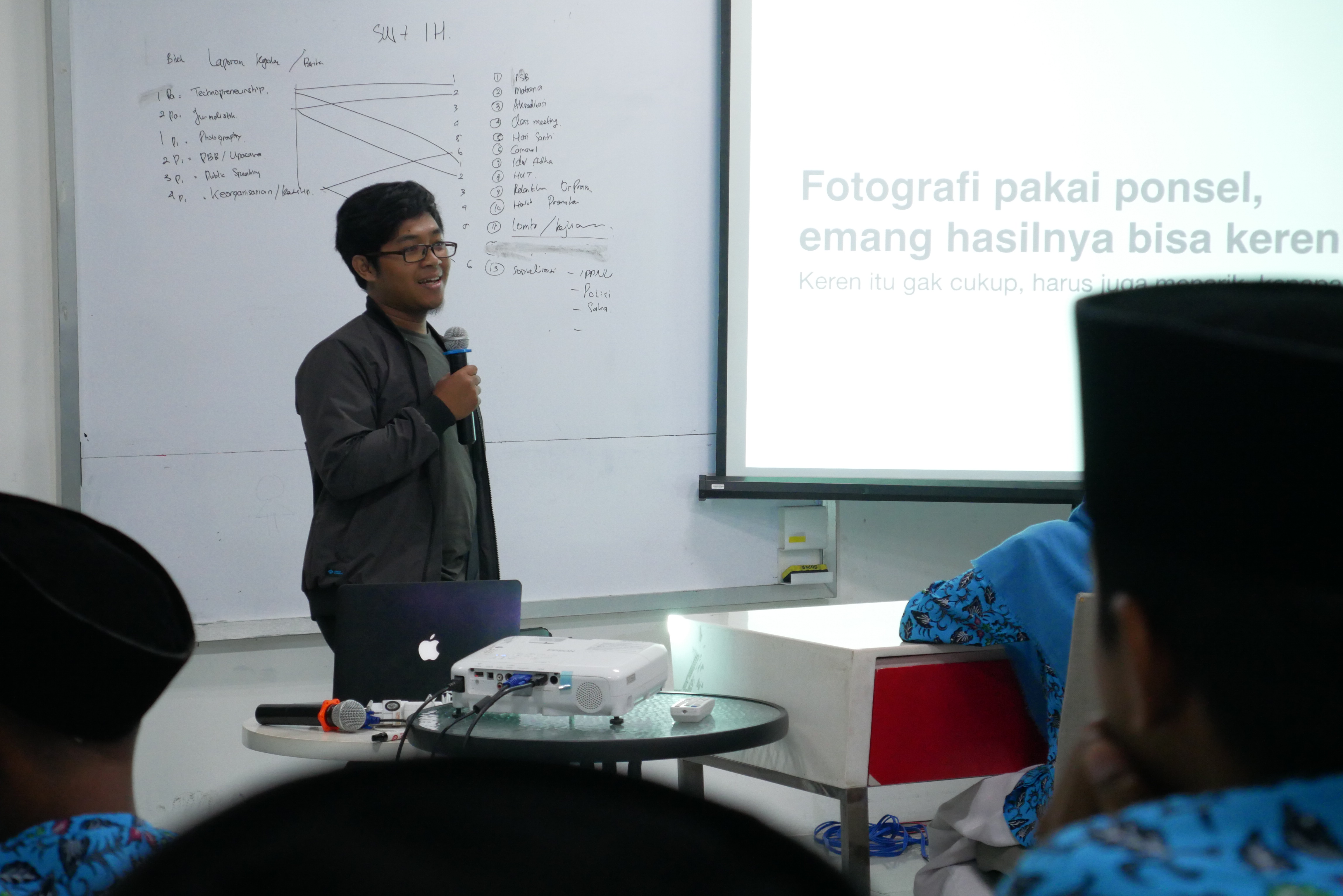 Siswa MA PLUS AL Hadi mengikuti pelatihan Fotografi